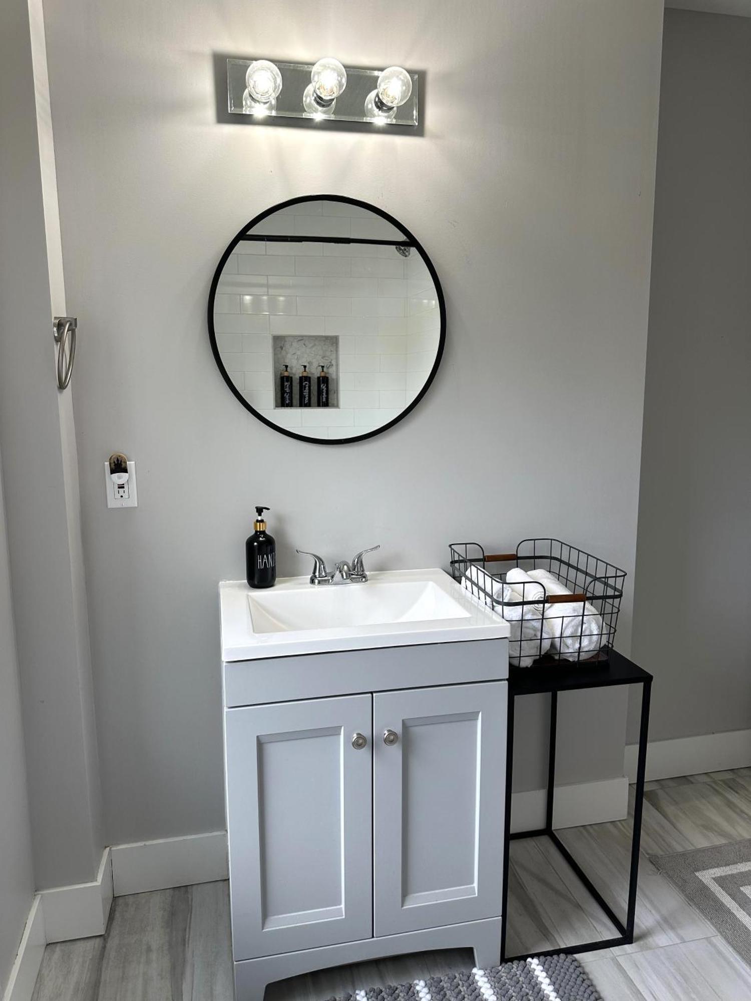 Apartment Charming 2br Near Downtown & Attractions