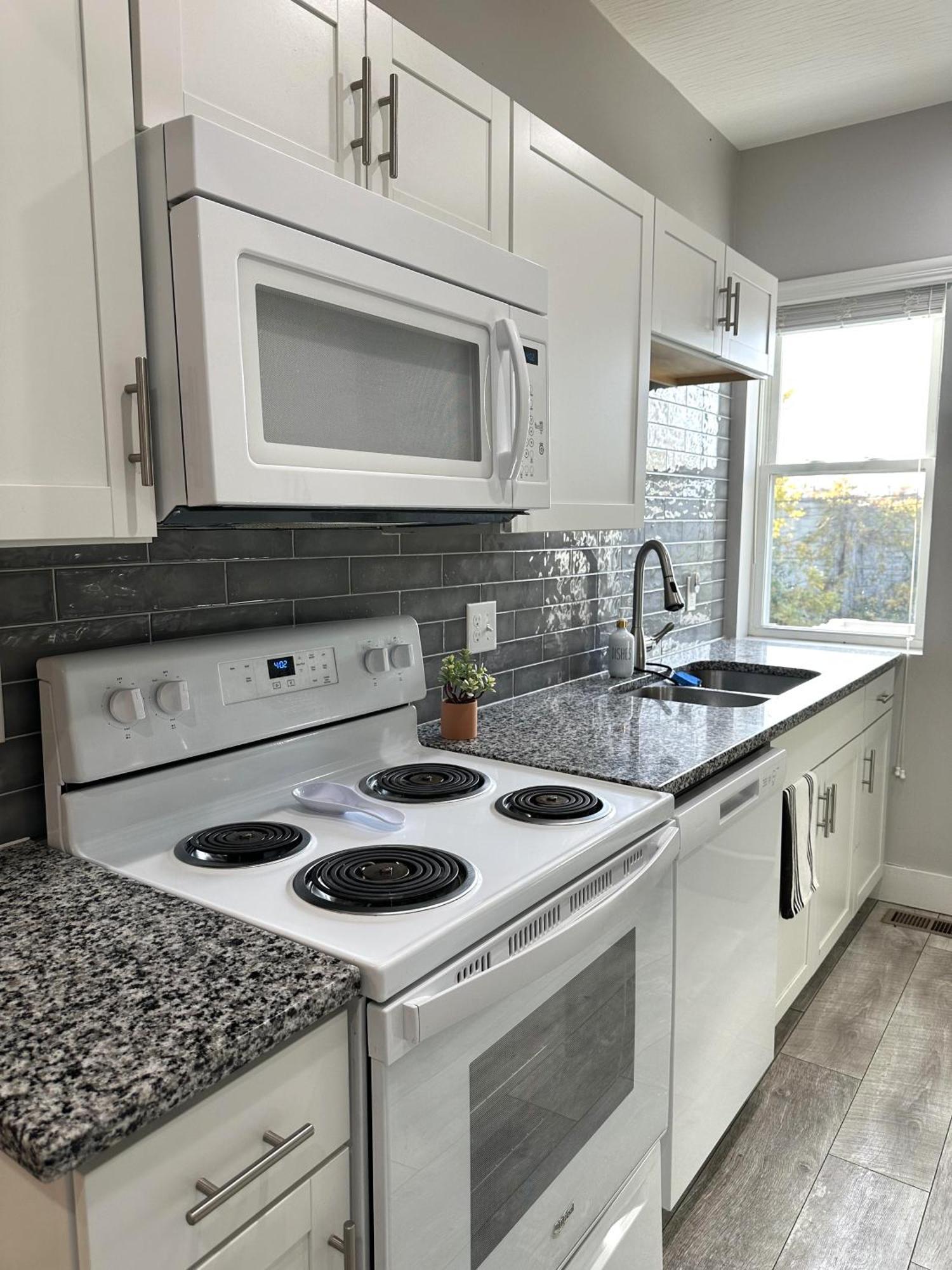 Charming 2br Near Downtown & Attractions Apartment *