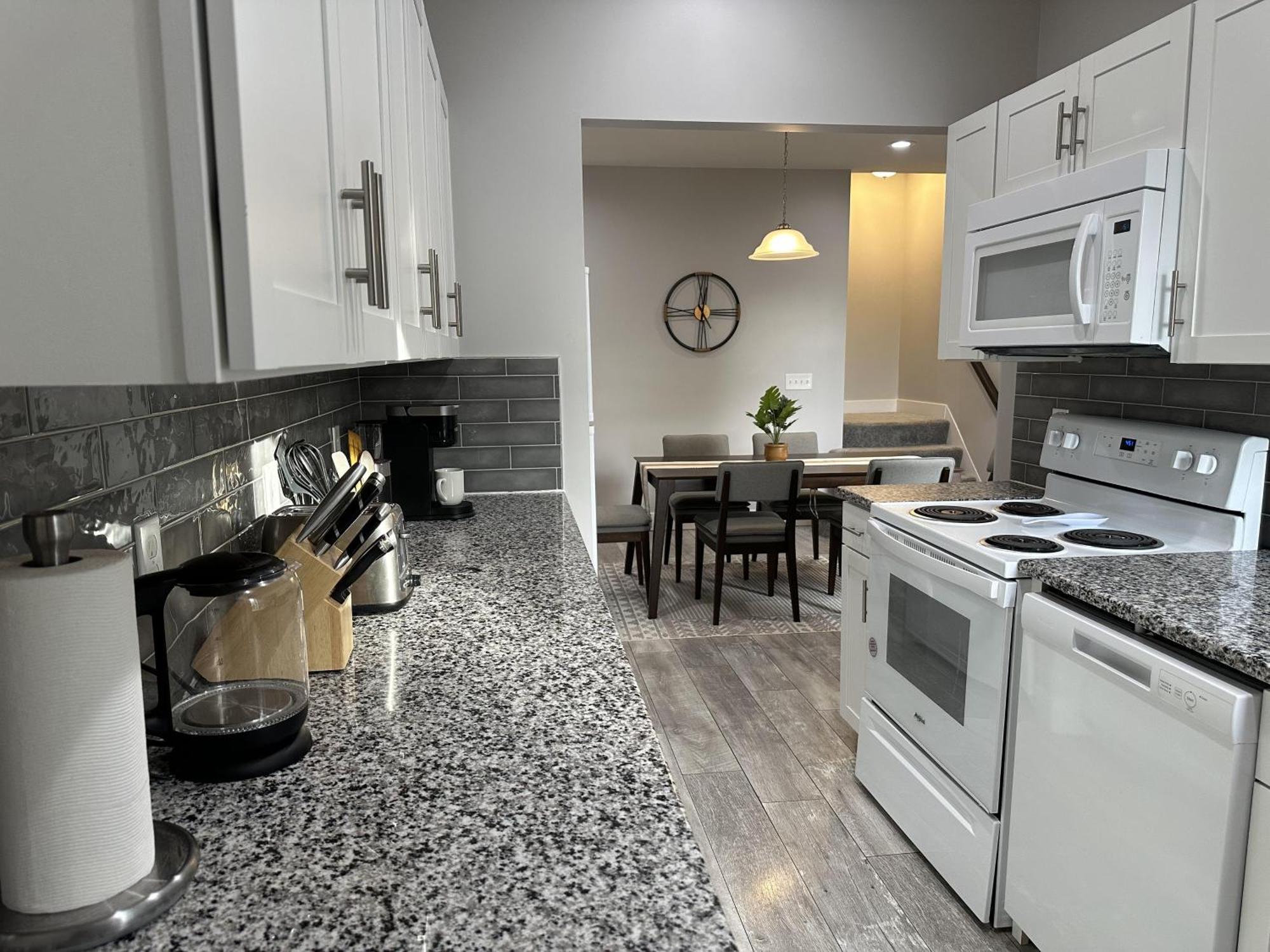 Apartment Charming 2br Near Downtown & Attractions