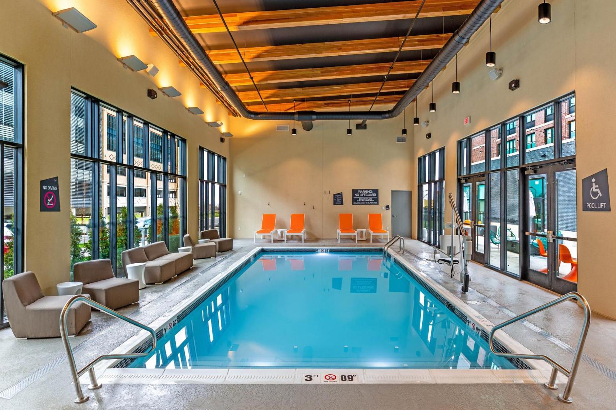 Aloft Easton Hotel 3*