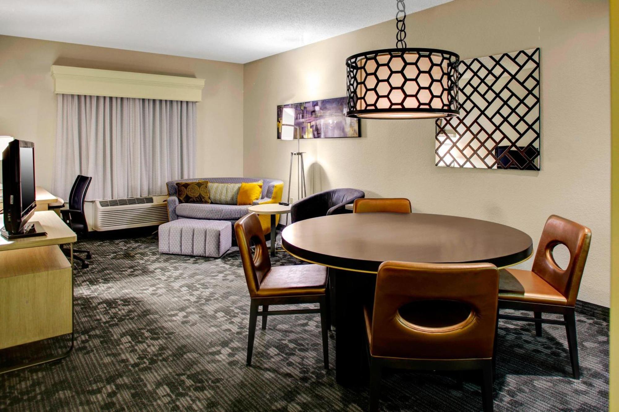 Courtyard Downtown Hotel