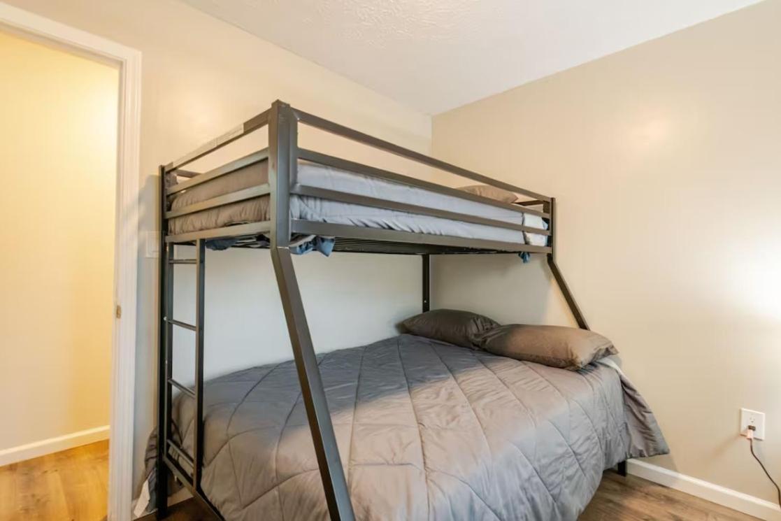 Ranch - 3 Bed - Hot Tub - King Bed - Fenced - Pets - Kids - Wifi