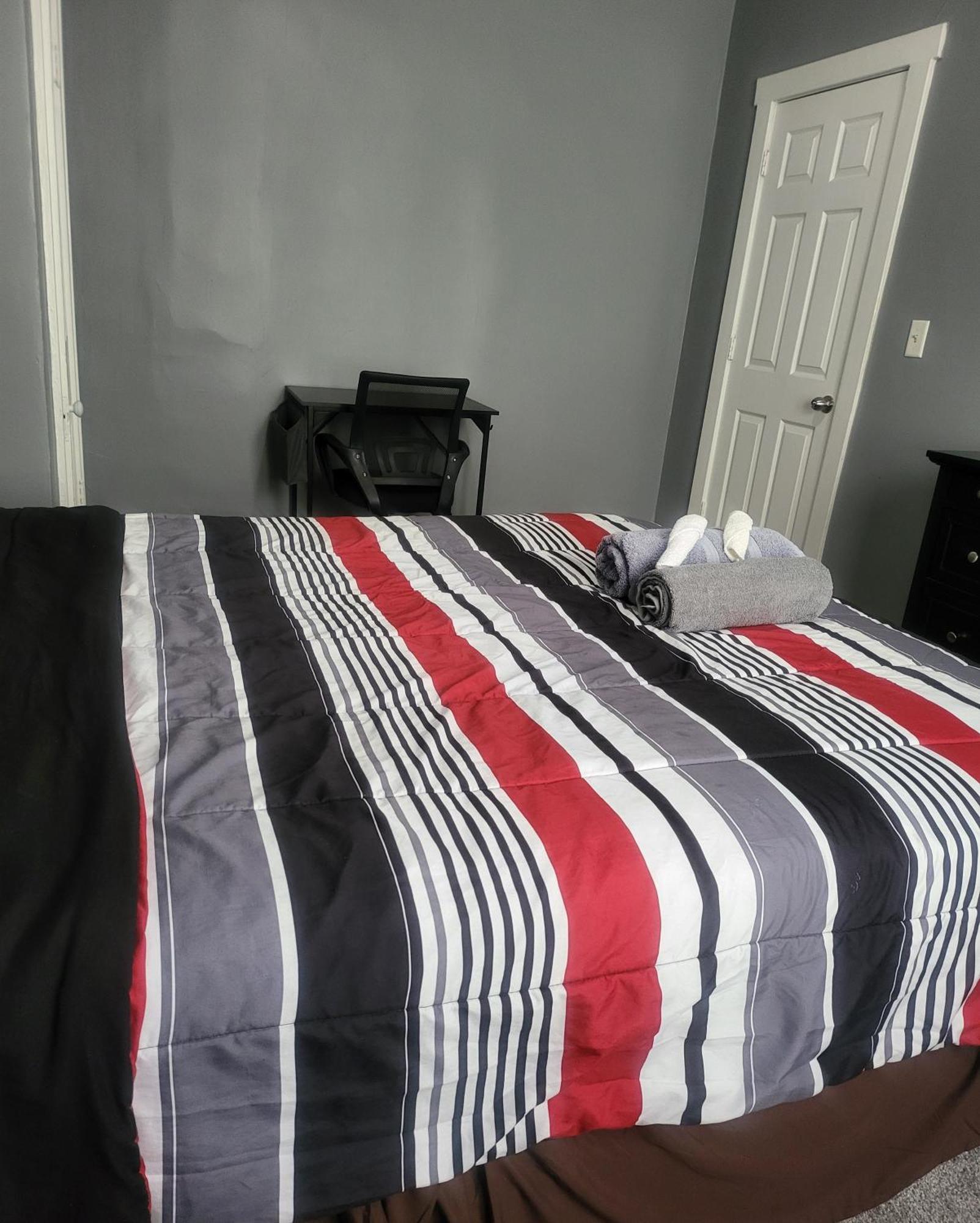 Homestay Queen Room, Airport Location, Free Wifi *