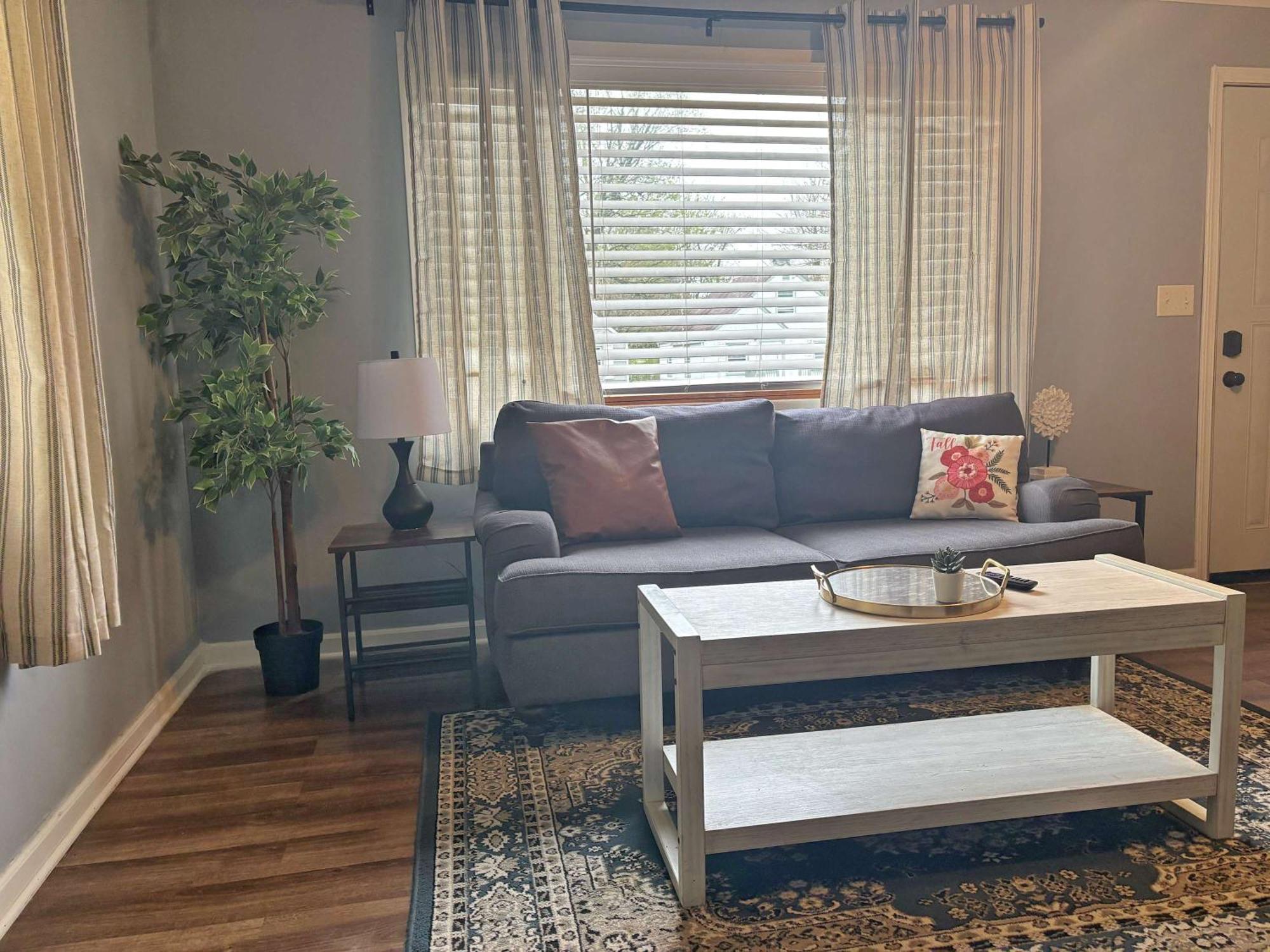 Housepitality - The Sunset House * Columbus
