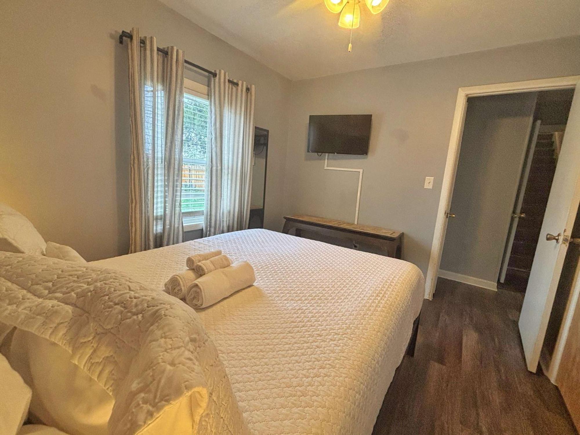 Housepitality - The Sunset House * Columbus