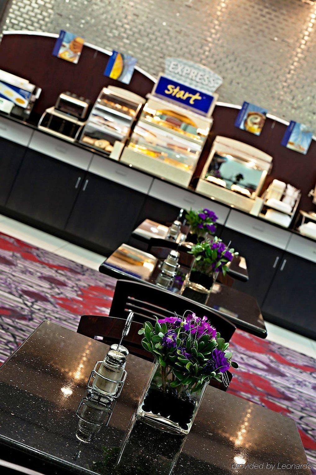 Express & - Polaris Parkway / By Ihg