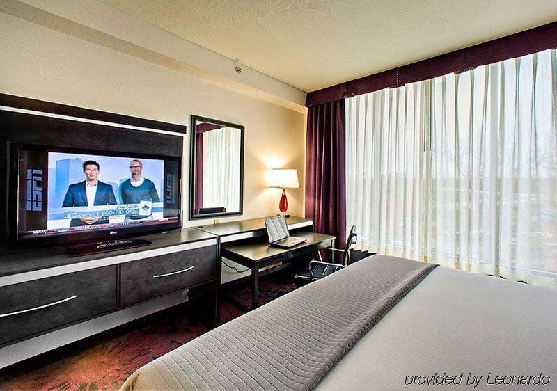 Express & - Polaris Parkway / By Ihg Inn