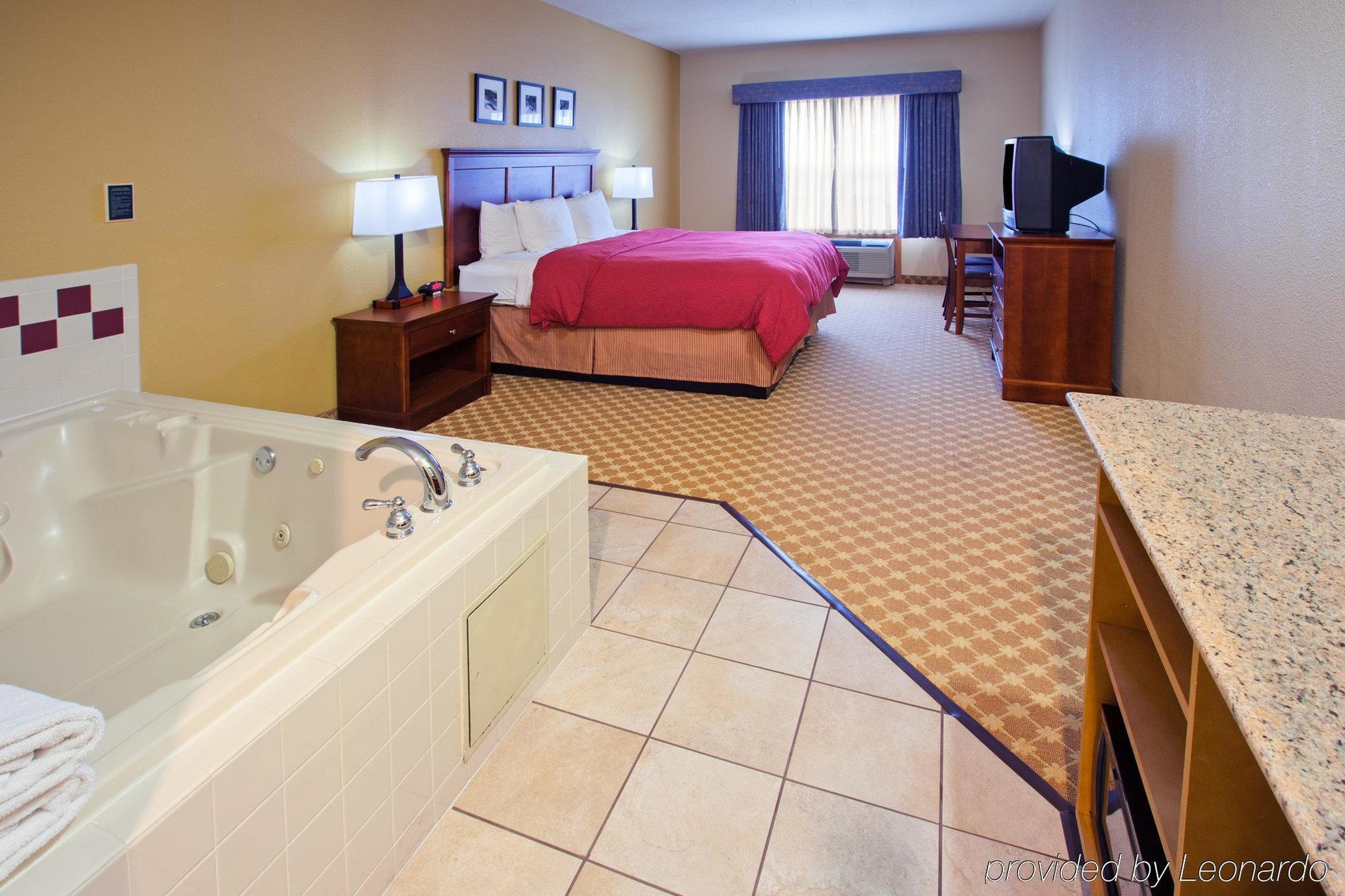 Country & By Radisson, West, Oh Hotel 3*