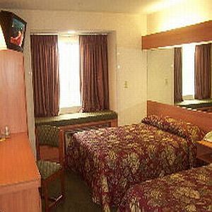 Super 8 By Wyndham West