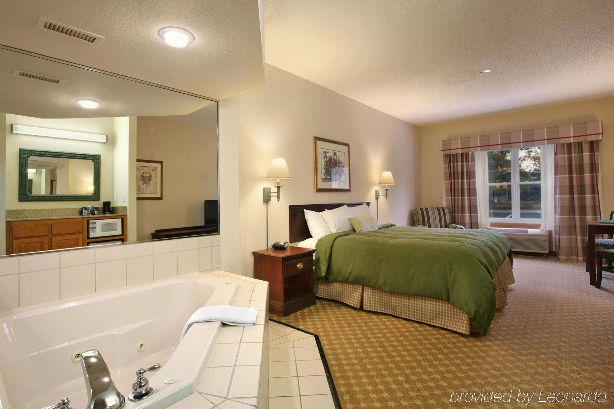 Express & - Airport East By Ihg Hotel 3*