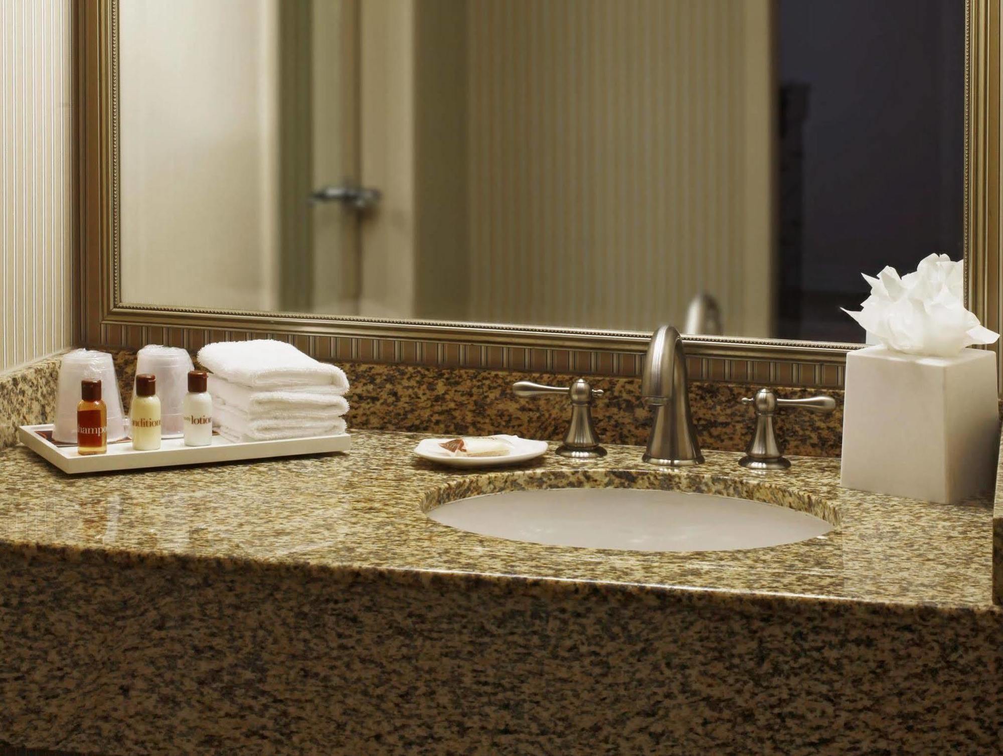 Sheraton Worthington Hotel 4*