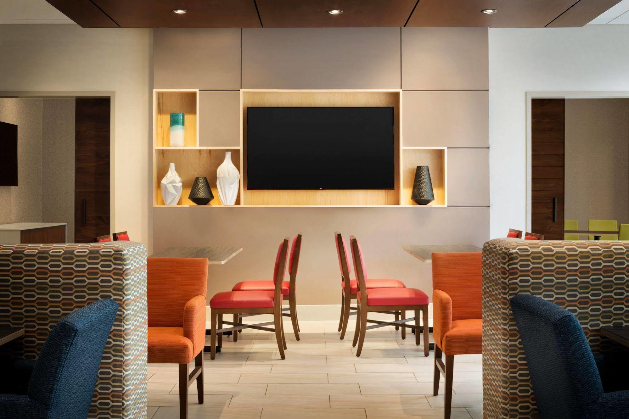 Express & - Airport East By Ihg Hotel Columbus