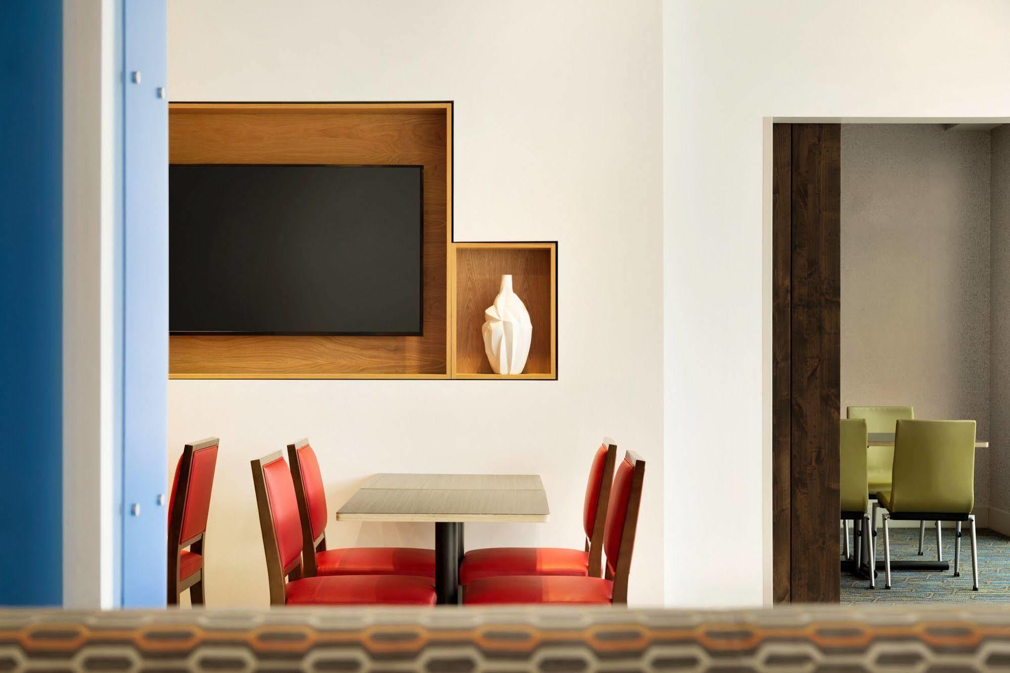 Hotel Express & - Airport East By Ihg