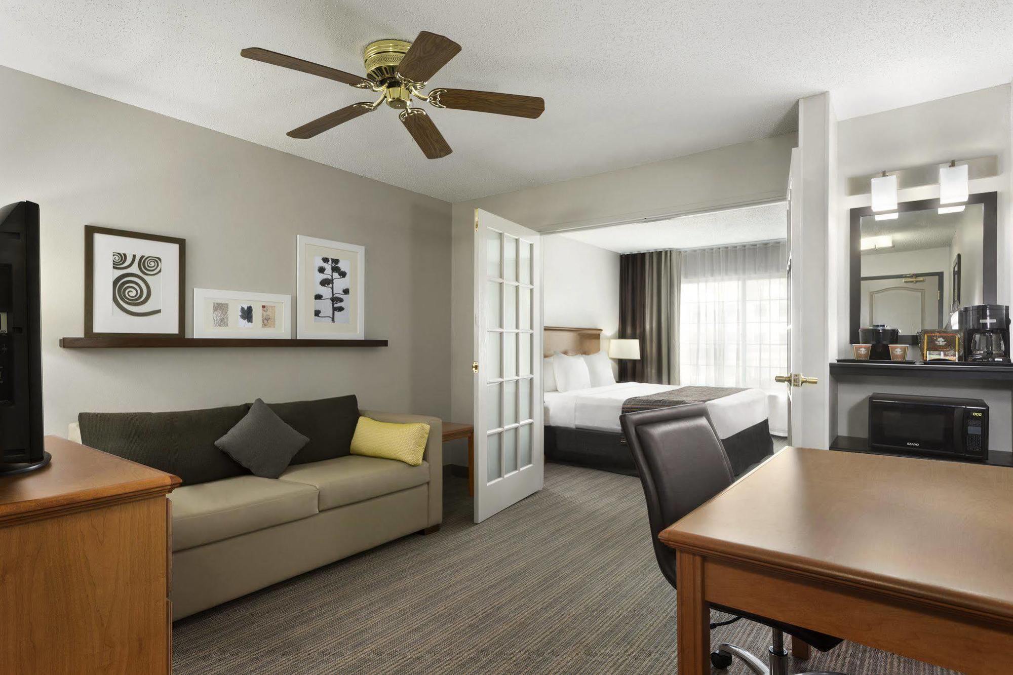 Hotel Country & By Radisson, Airport, Oh 3*