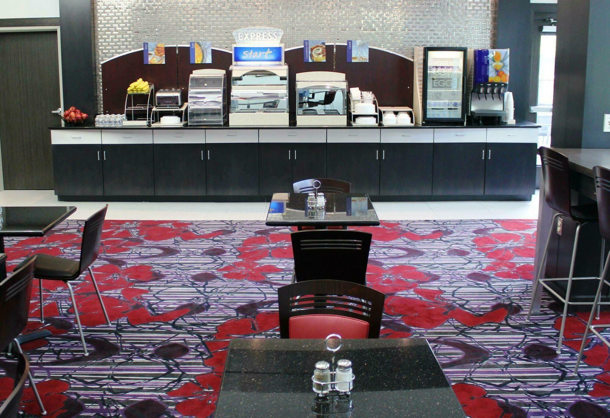 Express & - Polaris Parkway / By Ihg Pensão