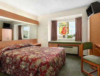 Hotel Super 8 By Wyndham West