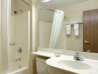 Super 8 By Wyndham West Hotel 2*