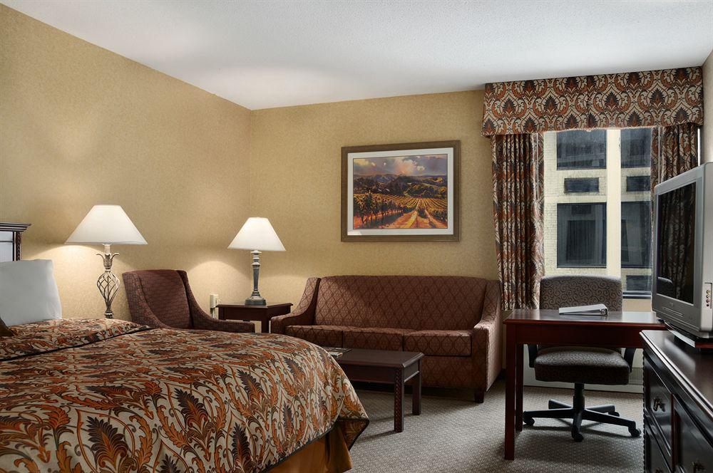 Ramada Plaza 3*
