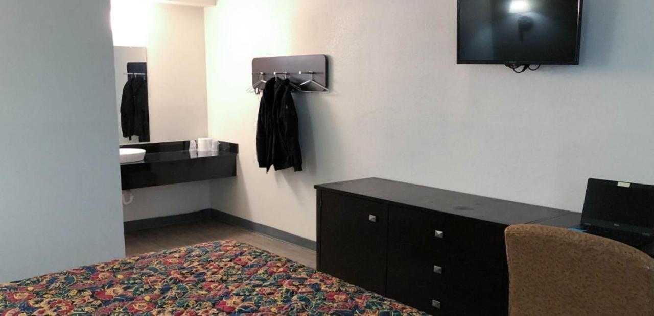 Hotel 6-columbus, Oh - Quarter Horse