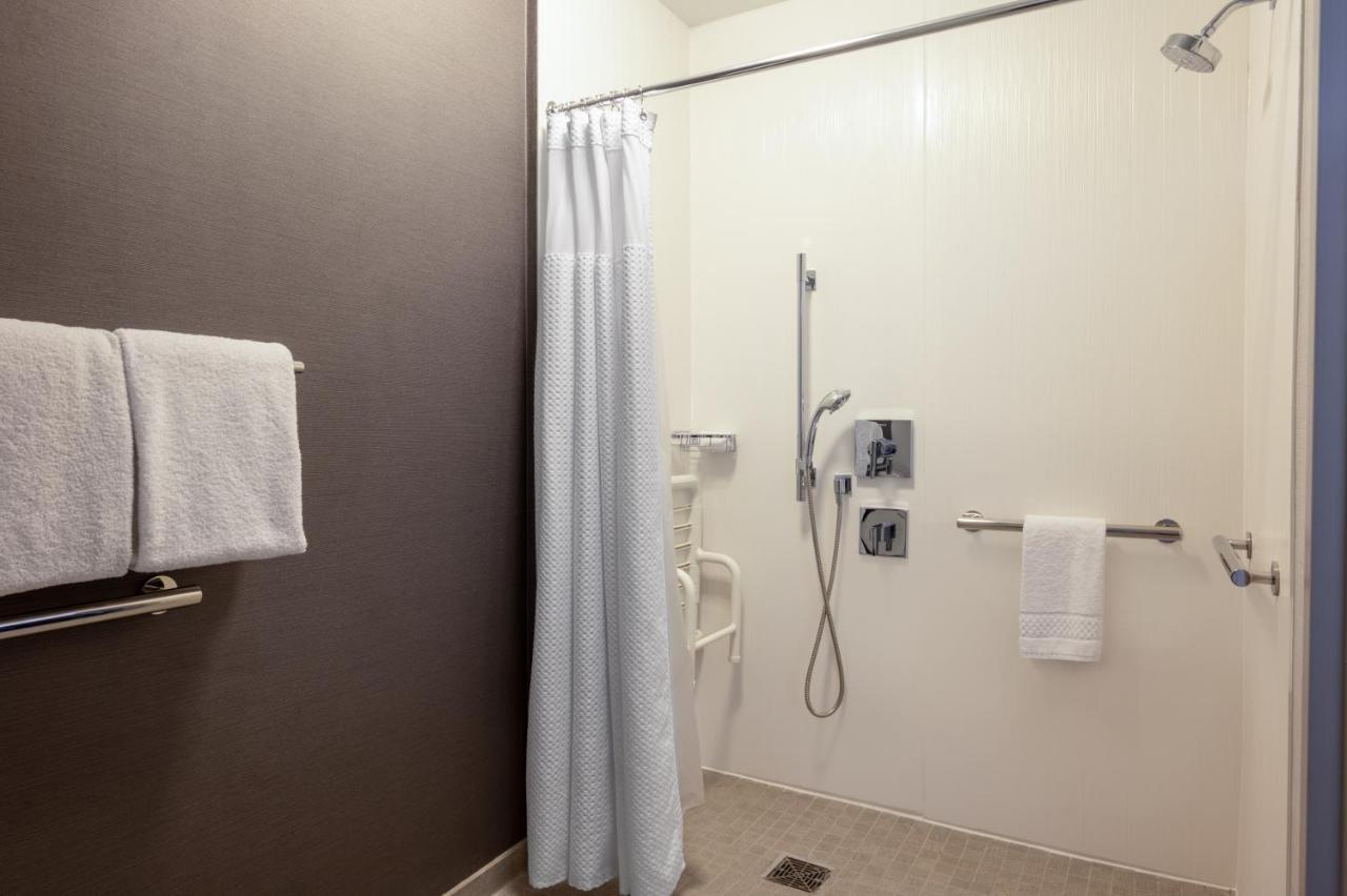 Courtyard Airport Hotel 3*