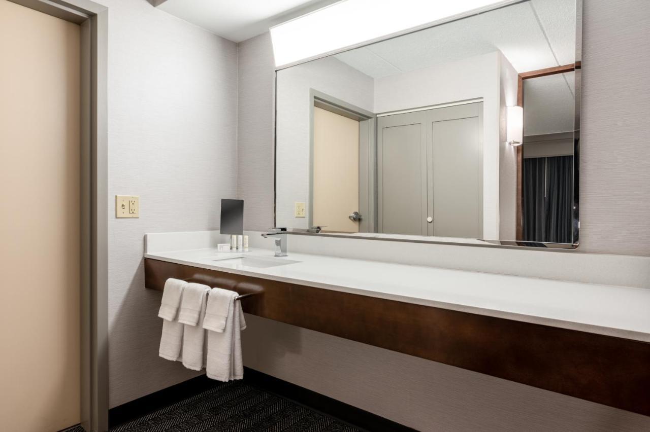 Hotel Courtyard Airport 3*