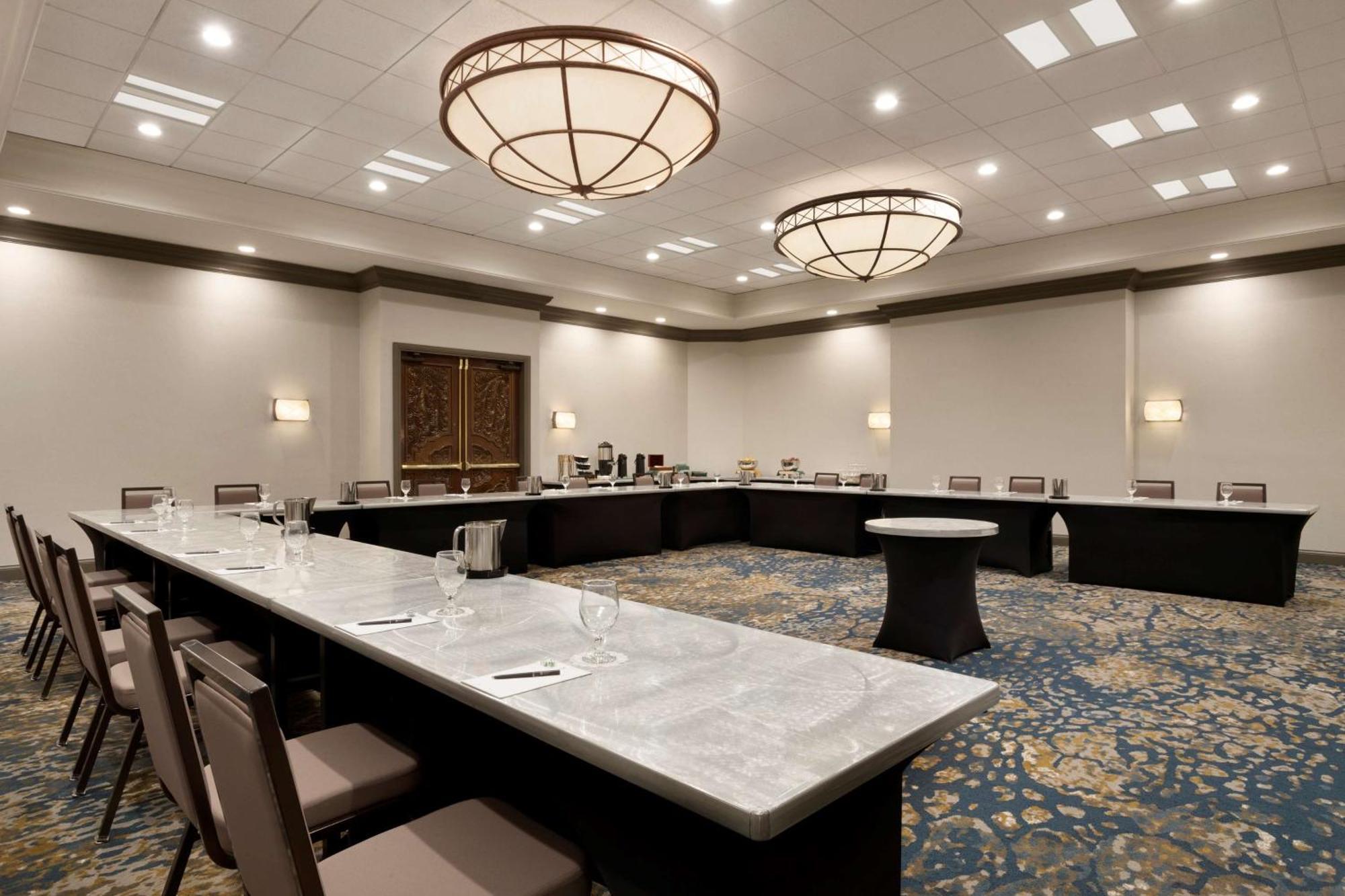 Hotel Embassy By Hilton Columbus