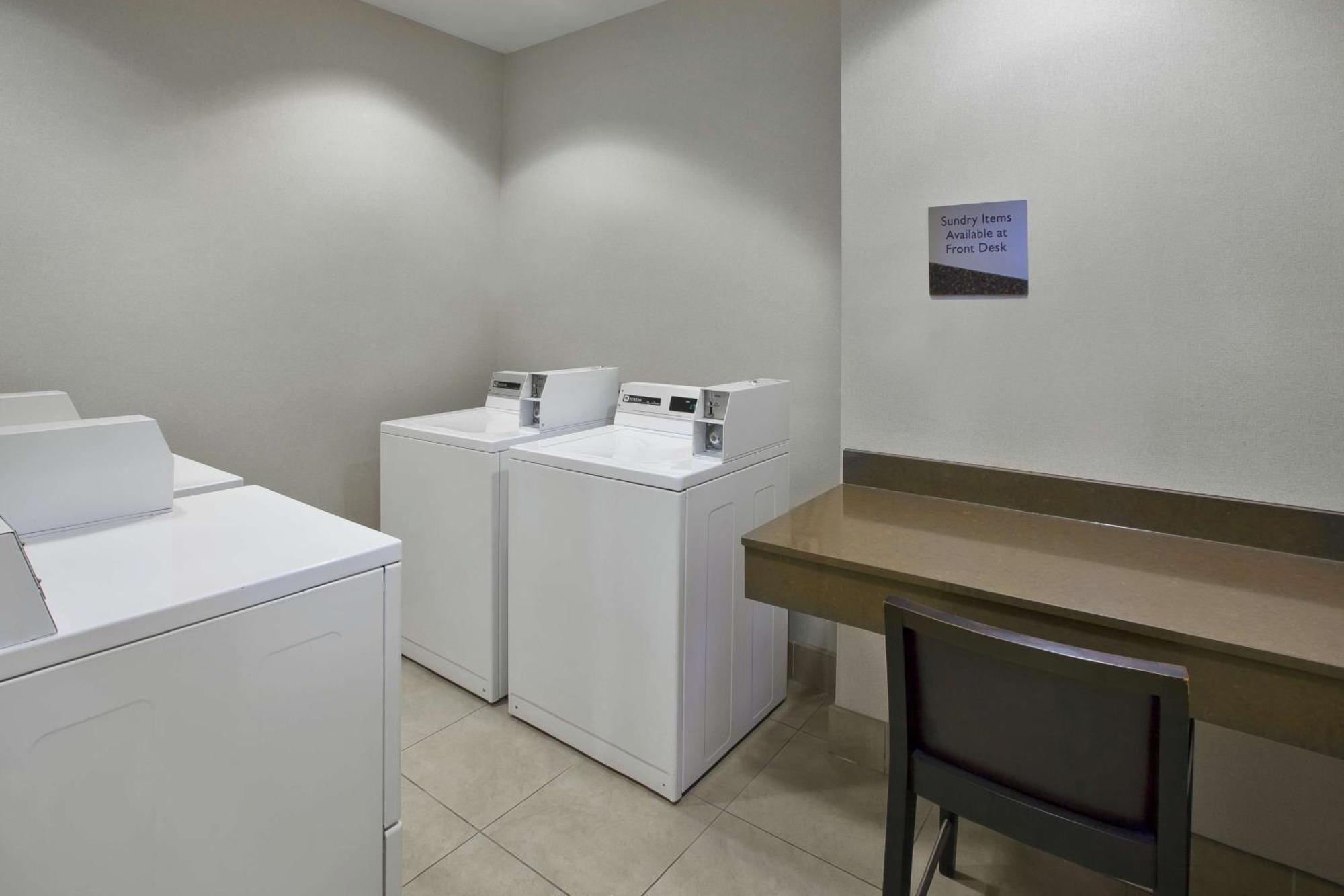 Hotel Embassy - Airport 4*