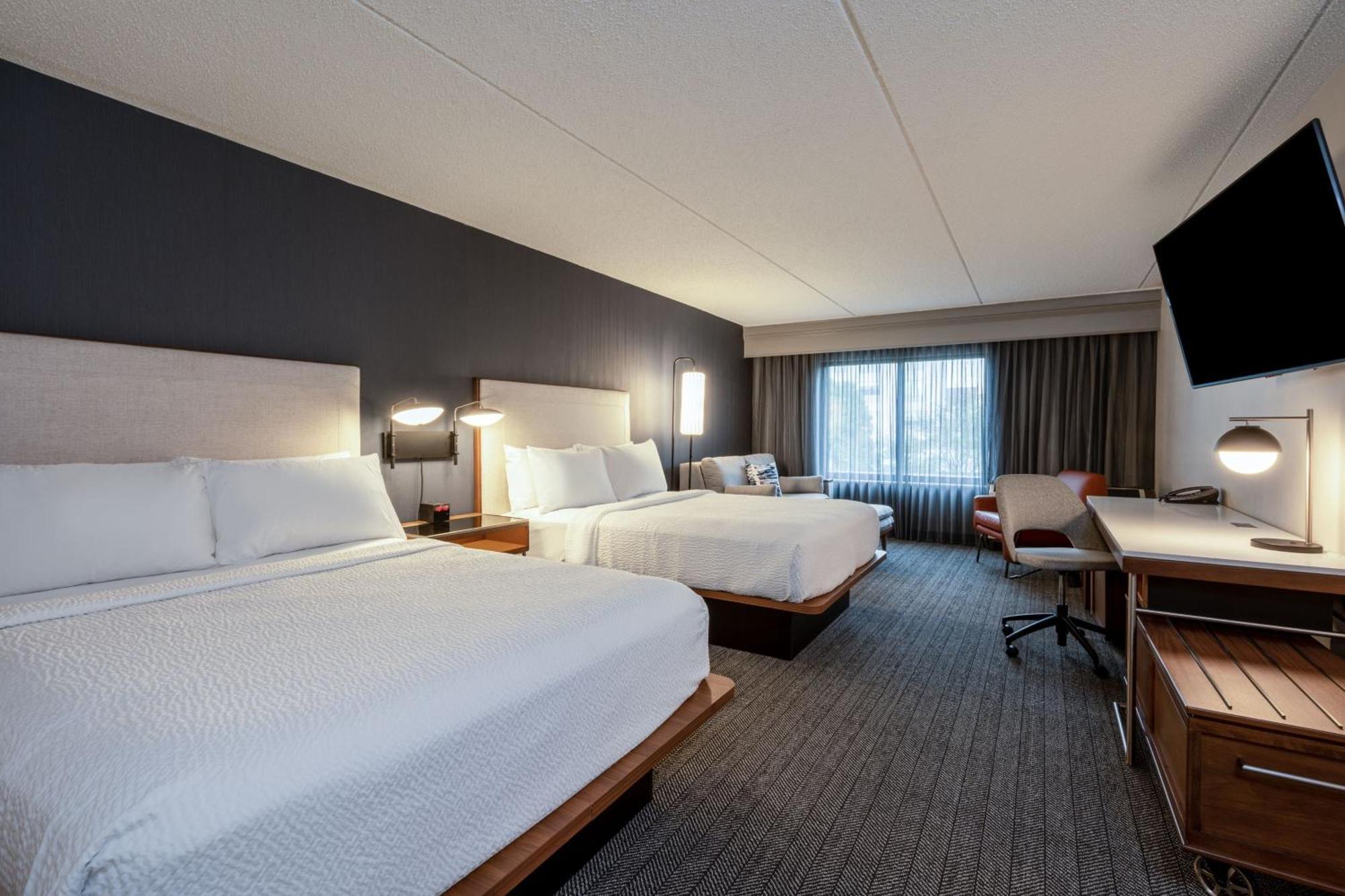 Courtyard Airport Hotel 3*