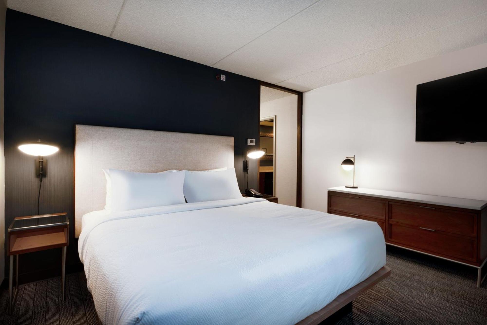 Hotel Courtyard Airport 3*