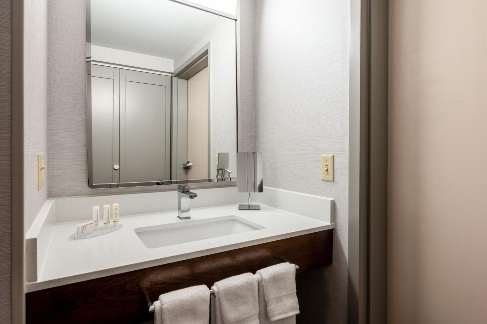 Courtyard Airport Hotel 3*