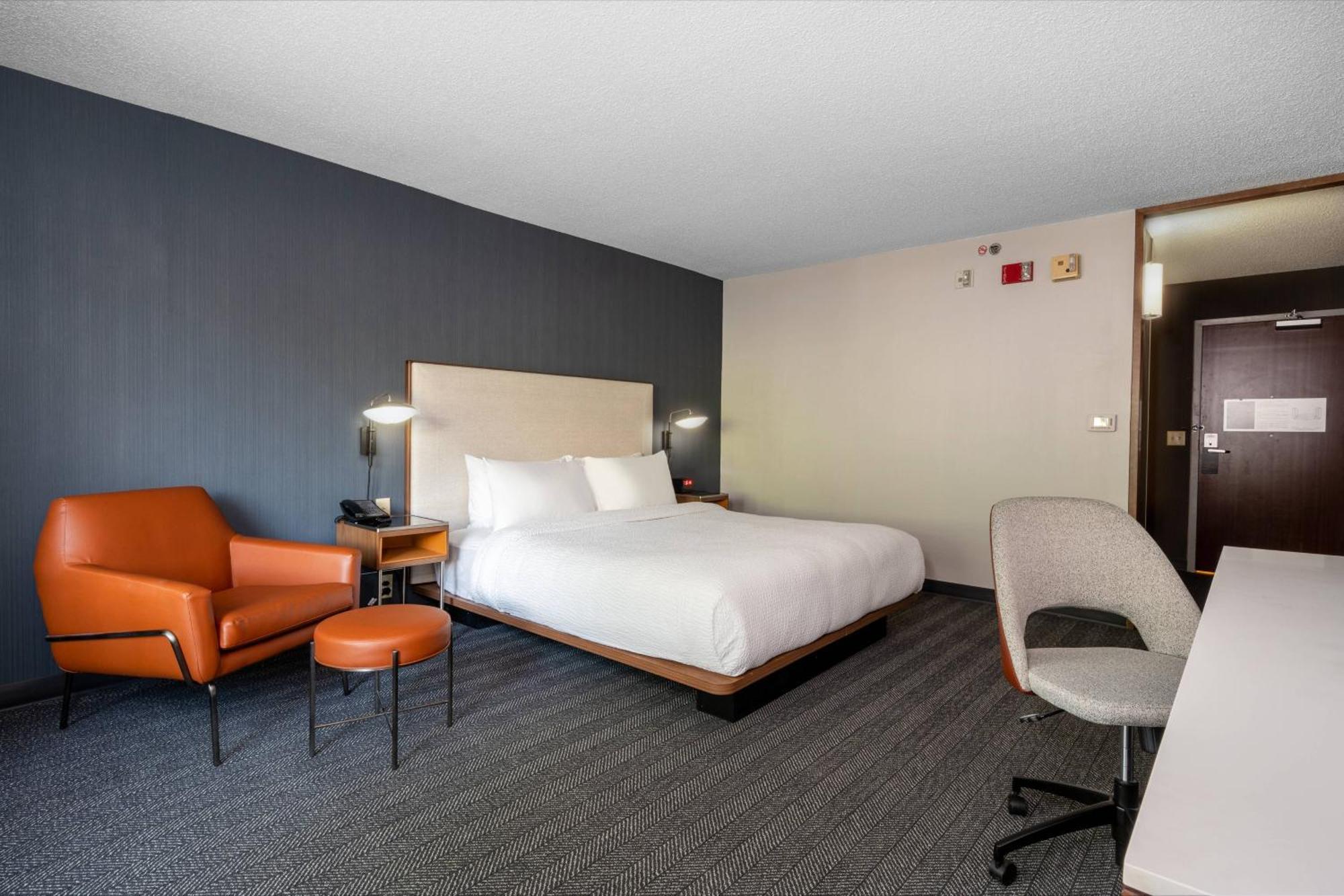 Courtyard Airport 3*