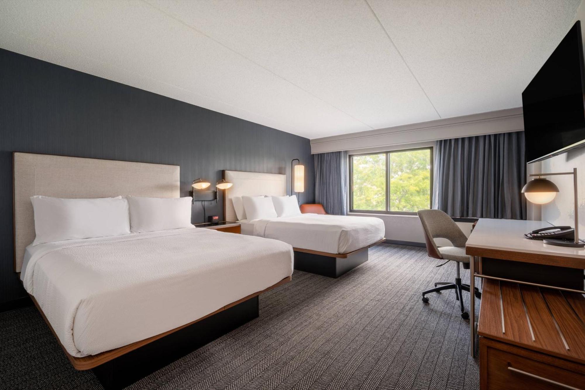 Courtyard Airport Hotel 3*