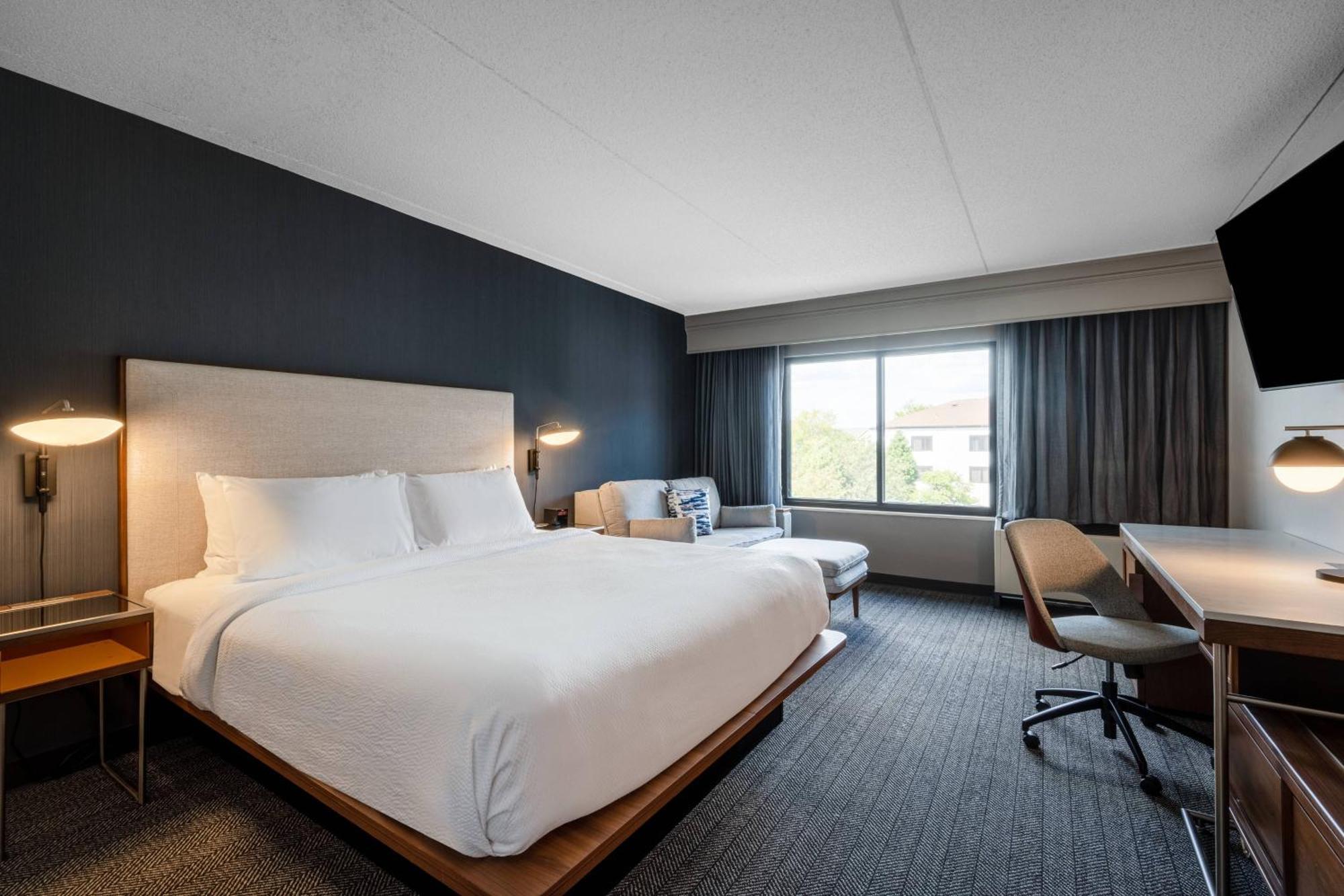 Hotel Courtyard Airport 3*