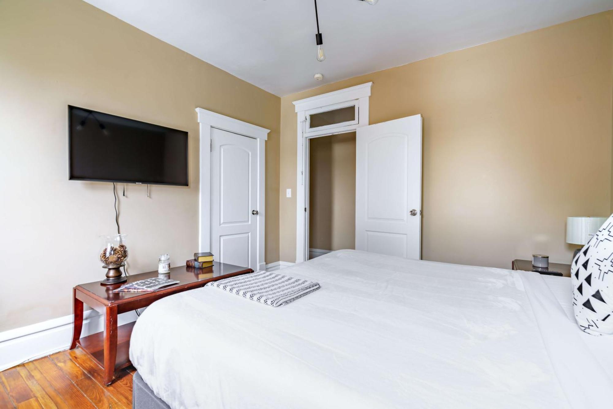 Prime Location Rated Free Parking Clean! *