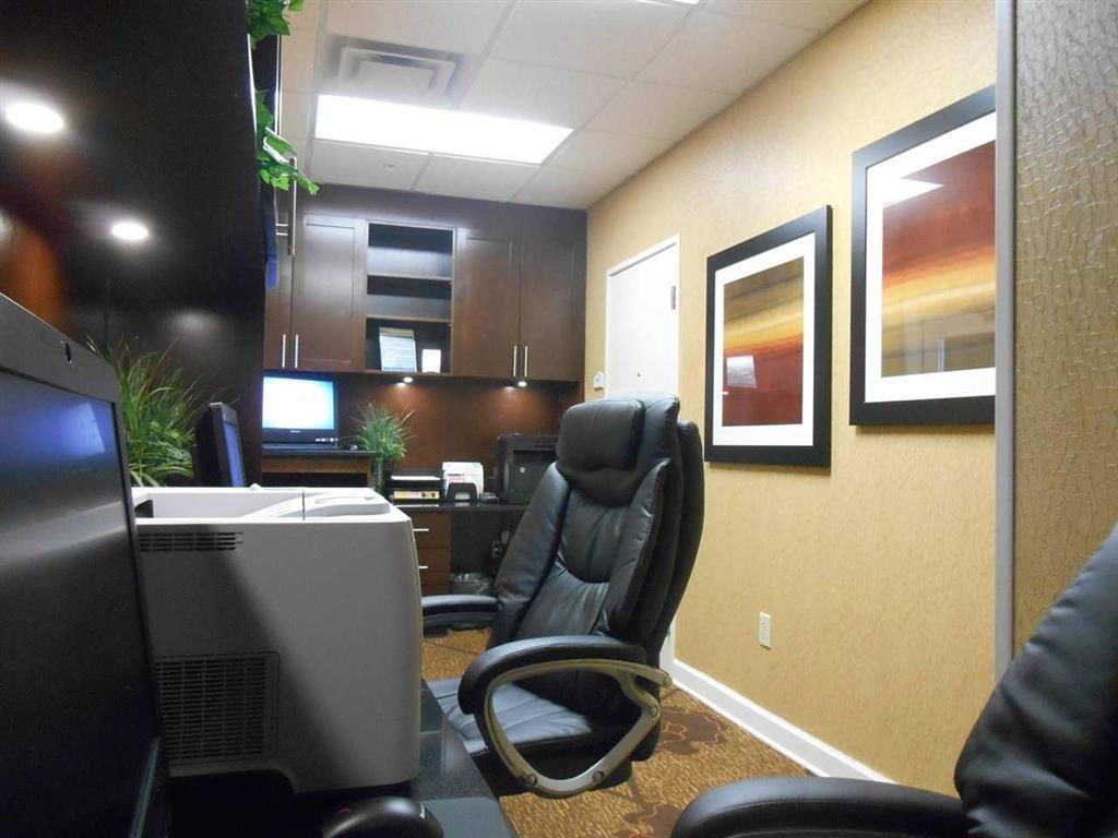 Hilton Garden Airport 3*