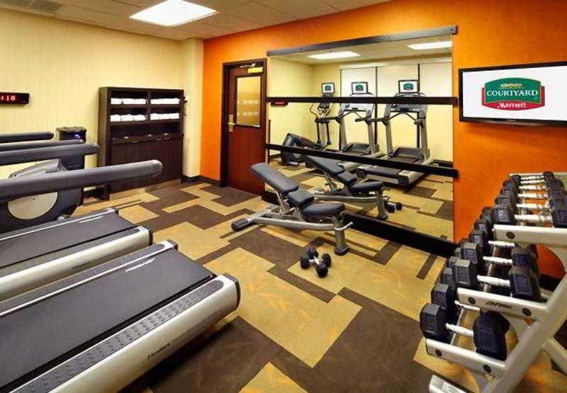 Courtyard Airport Hotel 3*