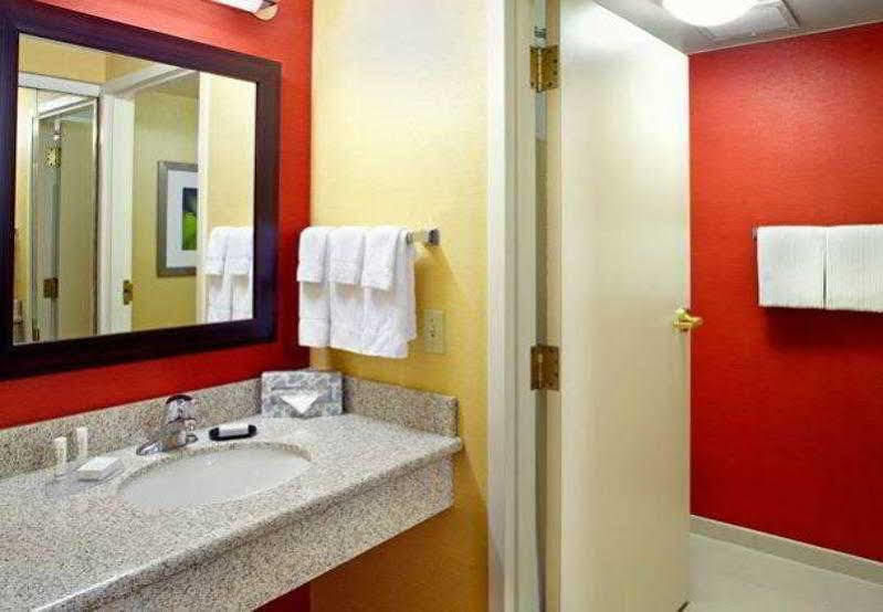 Courtyard Airport Hotel 3*