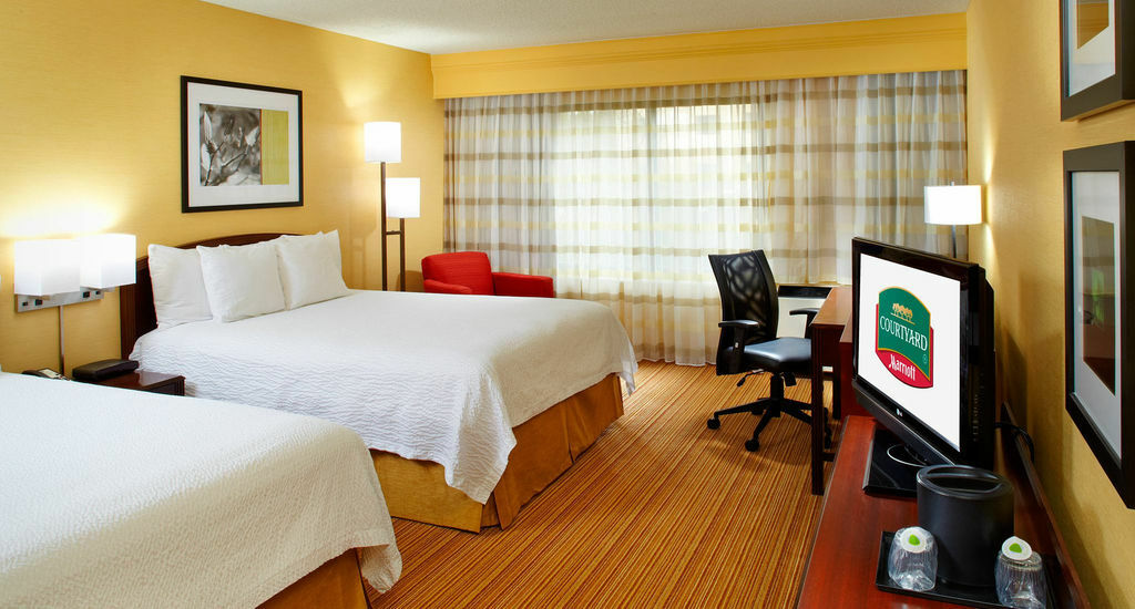 Courtyard Airport 3*