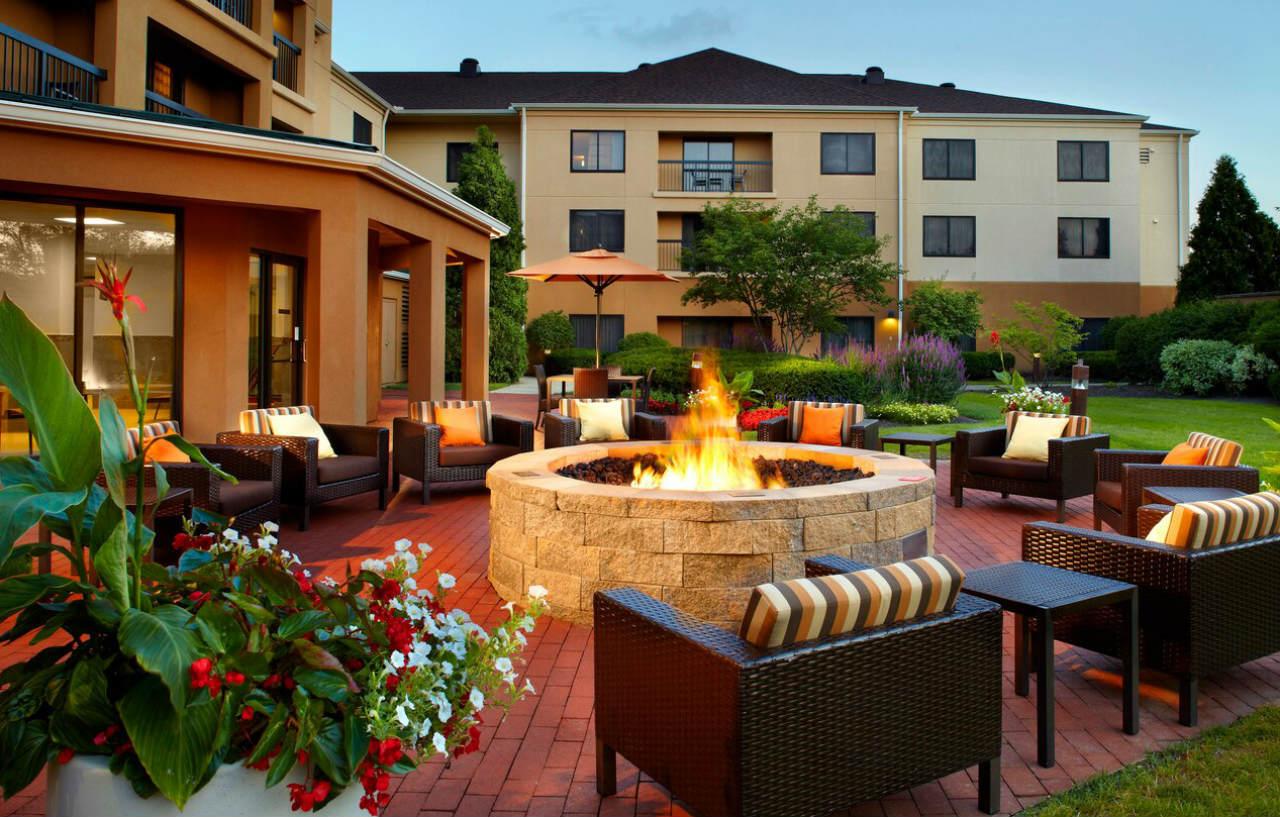 Courtyard Airport Hotel 3*